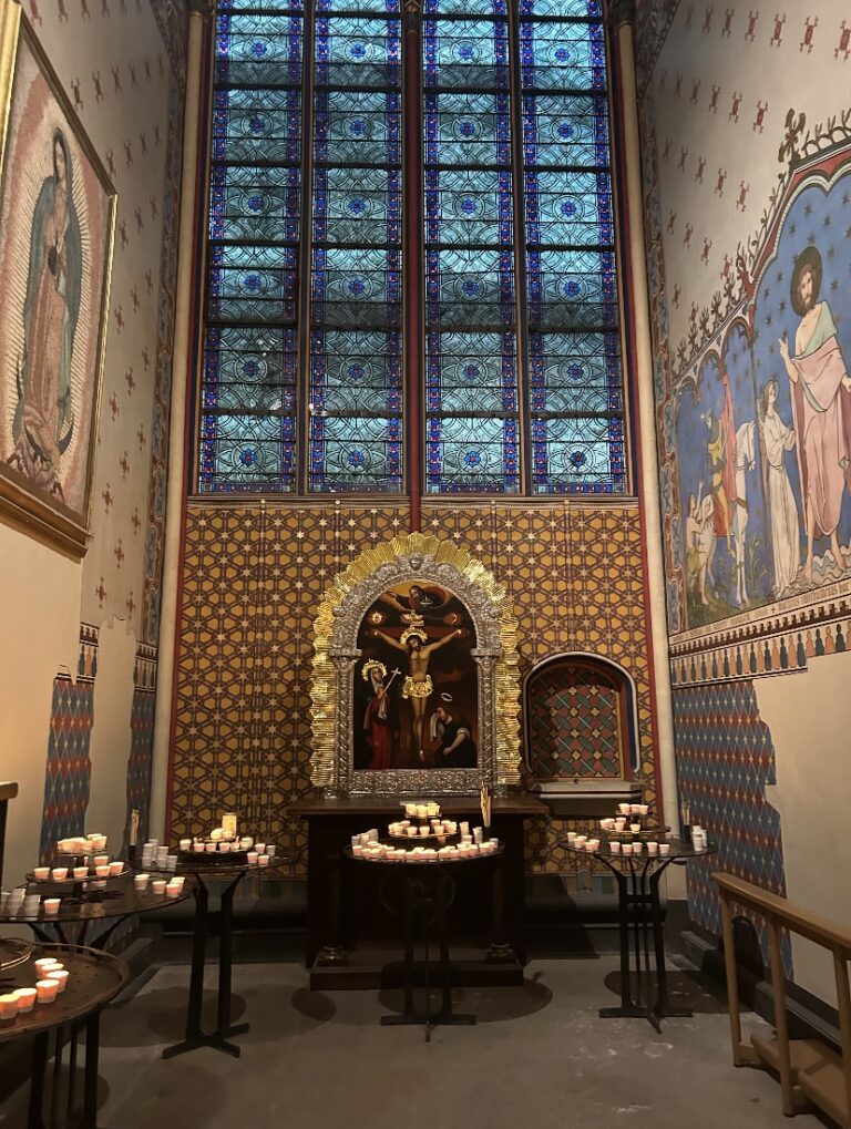 altar in notre dame paris
